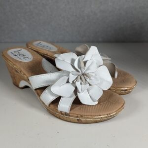 b.o.c. Women's 9 White Leather Wedge Sandasl Slides Large Flower